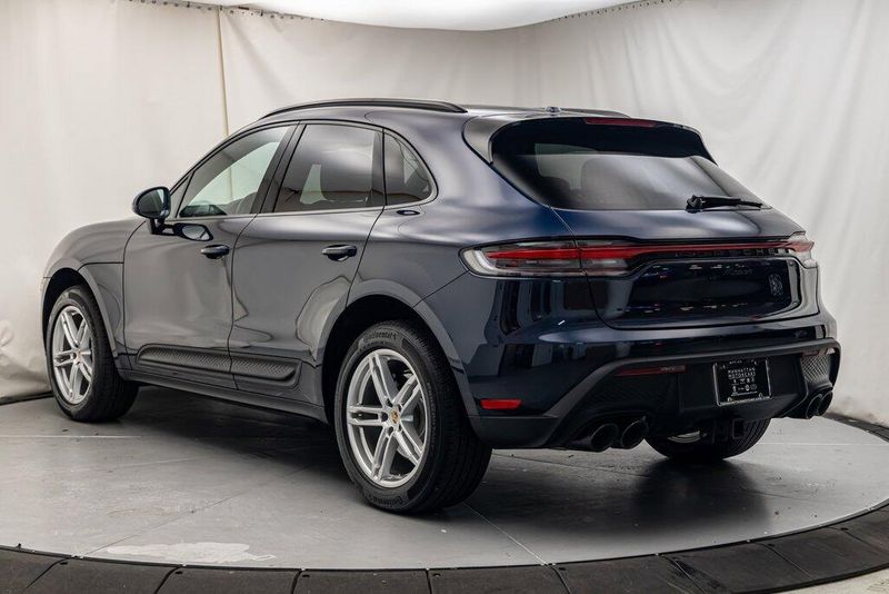 2023 Porsche Macan TImage 3