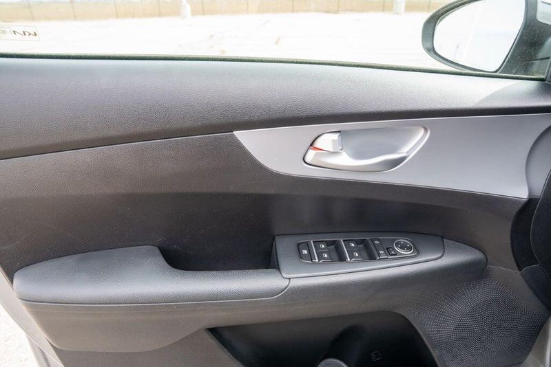 Used 2022 Kia Forte LXSImage 10