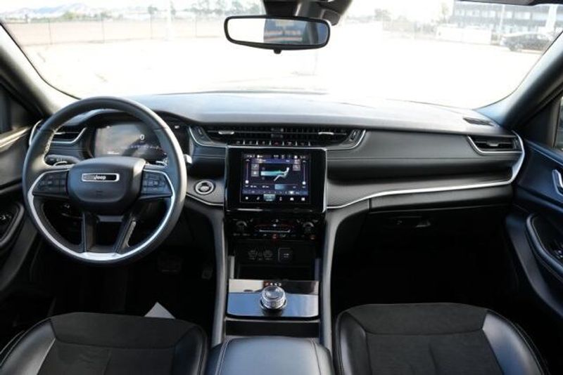 Used 2024 Jeep Grand Cherokee L AltitudeImage 15