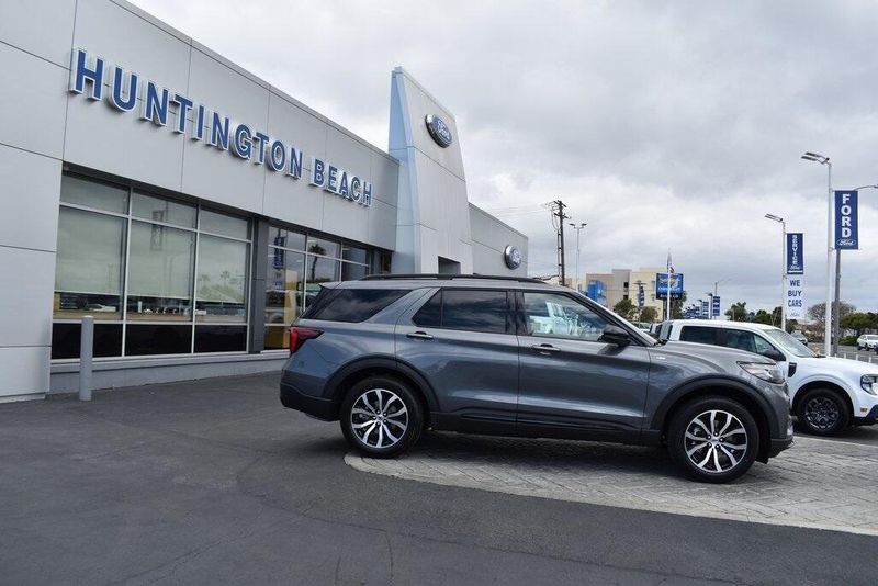 2025 Ford Explorer ST-LineImage 3