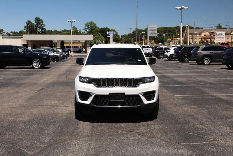 2024 Jeep Grand Cherokee LaredoImage 2
