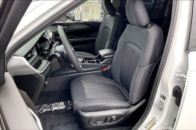 Used 2023 Jeep Grand Cherokee LaredoImage 24