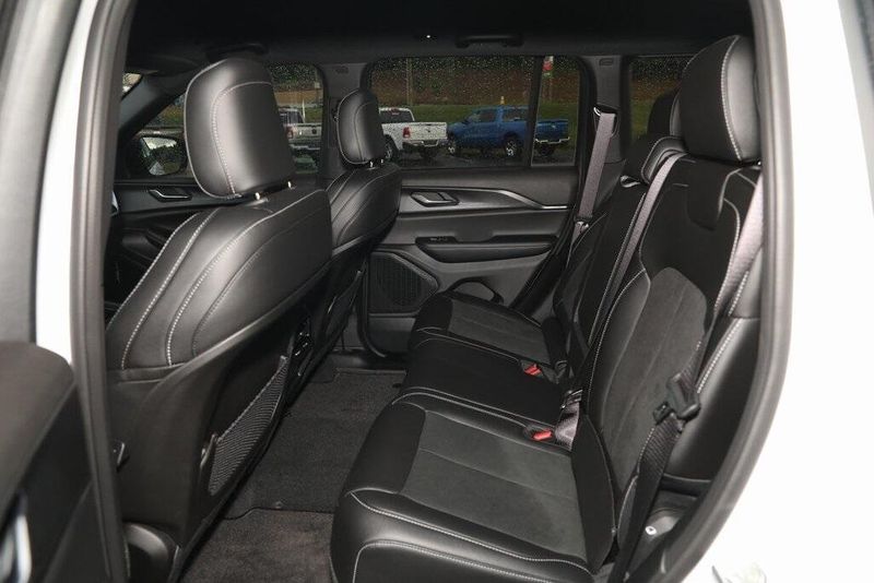 2025 Jeep Grand Cherokee Altitude 4x2Image 29