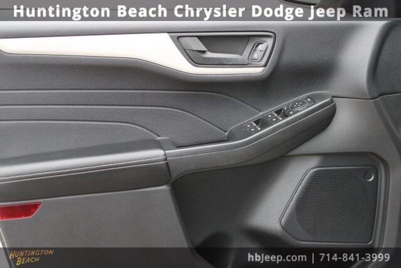 2022 Ford Escape SE HybridImage 11