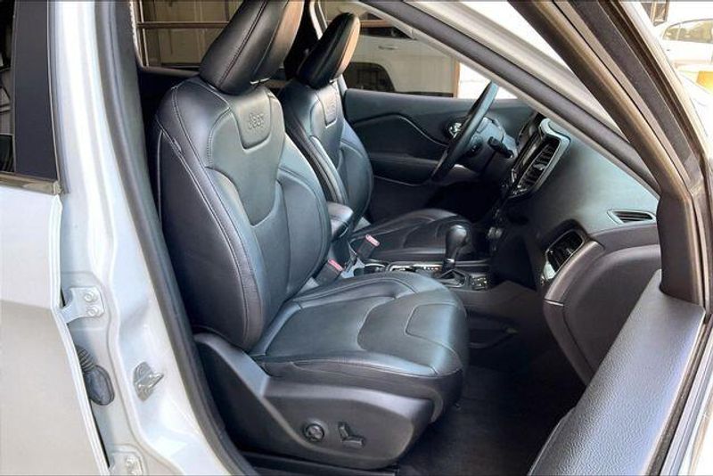 Used 2019 Jeep Cherokee LimitedImage 6
