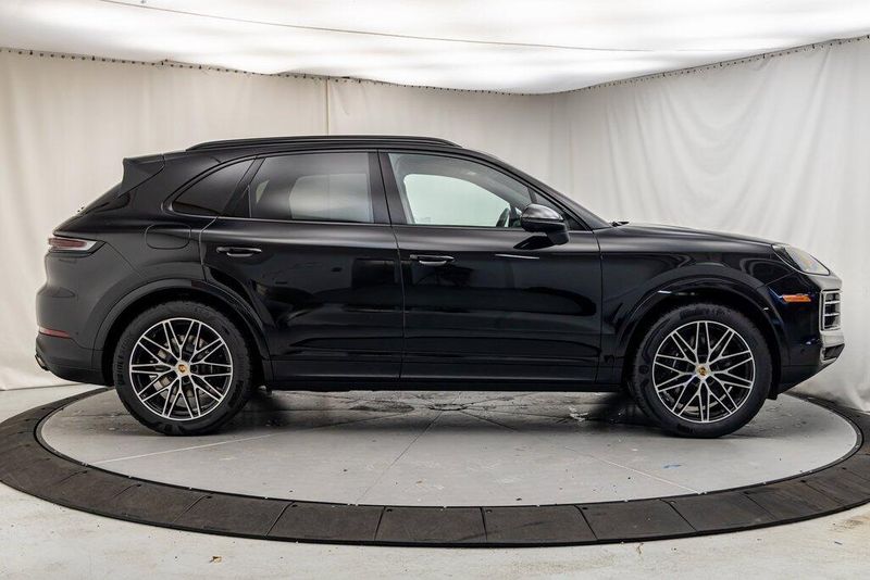 2024 Porsche Cayenne BaseImage 8