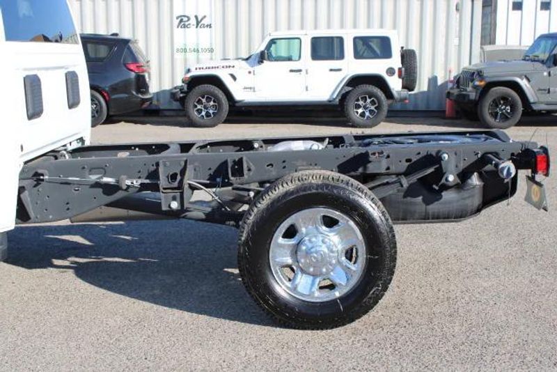 2023 RAM 3500 Chassis Cab Tradesman/SLTImage 7