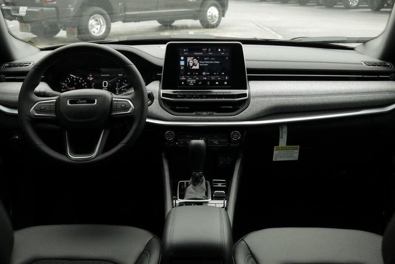 2025 Jeep Compass Latitude 4x4Image 28