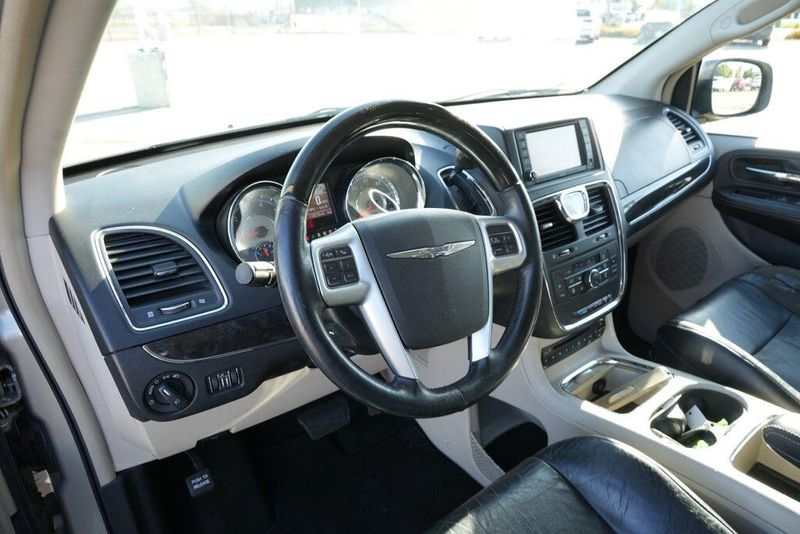 Used 2012 Chrysler Town & Country LimitedImage 10