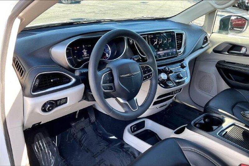 Used 2023 Chrysler Pacifica Hybrid Touring LImage 14