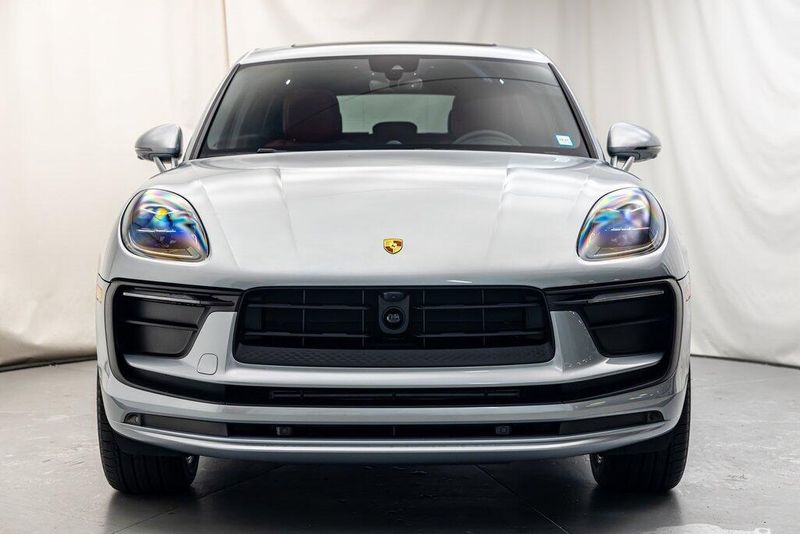 2025 Porsche Macan BaseImage 8