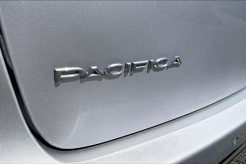 Used 2023 Chrysler Pacifica Touring LImage 7