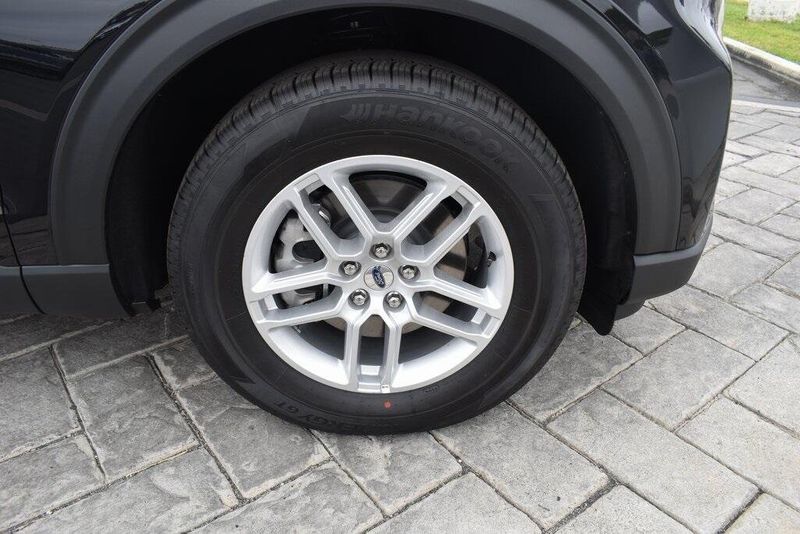 New 2025 Ford Explorer ActiveImage 4