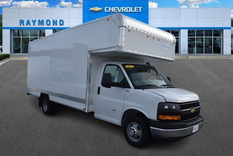 New 2025 Chevrolet Express 3500 Work VanImage 1
