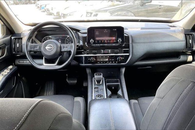 Used 2025 Nissan Pathfinder SVImage 15