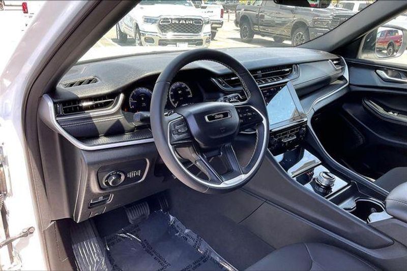 Used 2025 Jeep Grand Cherokee L LaredoImage 14