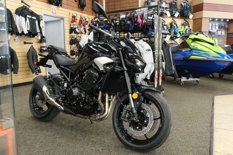 2025 KAWASAKI Z900 ABS METALLIC SPARK BLACK AND METALLIC CARBON GRAY AND EBONY 