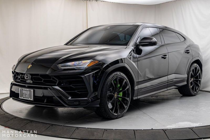 2022 Lamborghini Urus BaseImage 1