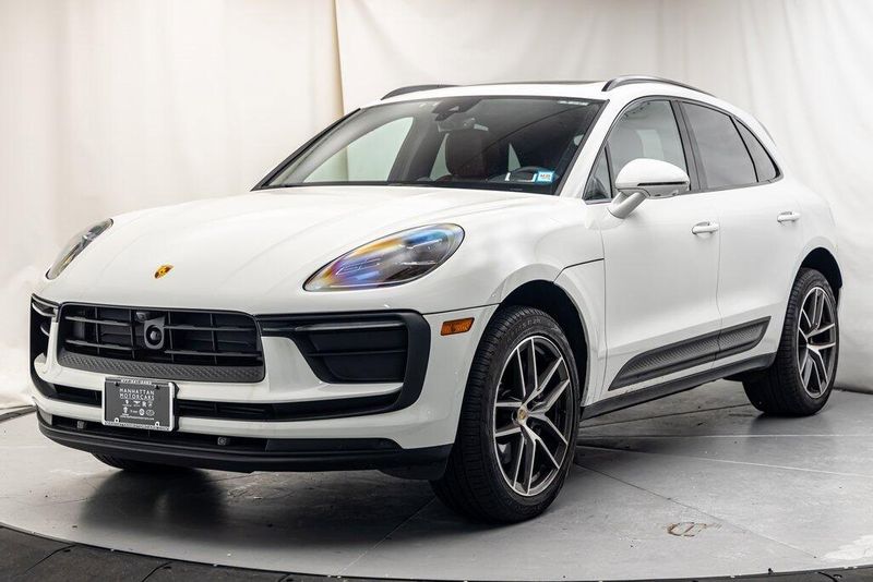 2024 Porsche Macan BaseImage 1