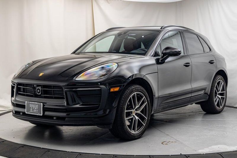 2024 Porsche Macan BaseImage 1