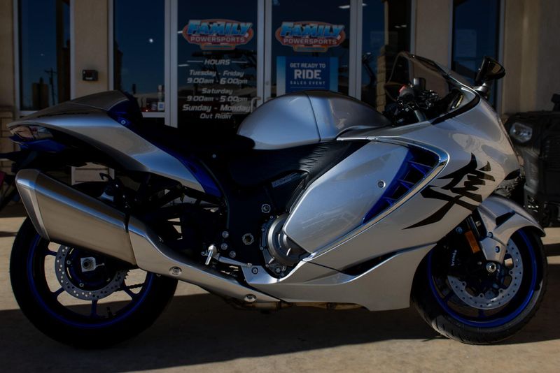 2025 SUZUKI HAYABUSA METALLIC MYSTIC SILVER AND PEARL VIGOR BLUE 
