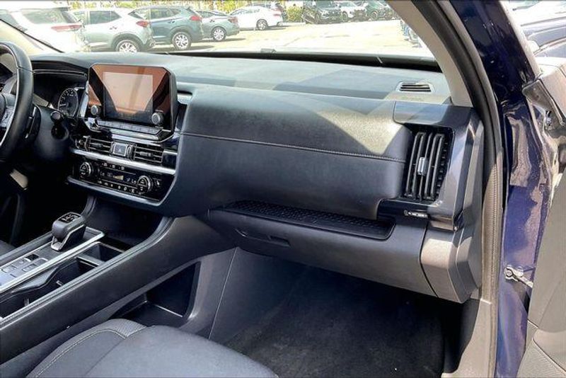 Used 2025 Nissan Pathfinder SVImage 16