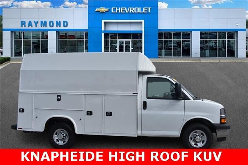New 2025 Chevrolet Express 3500 Work VanImage 2