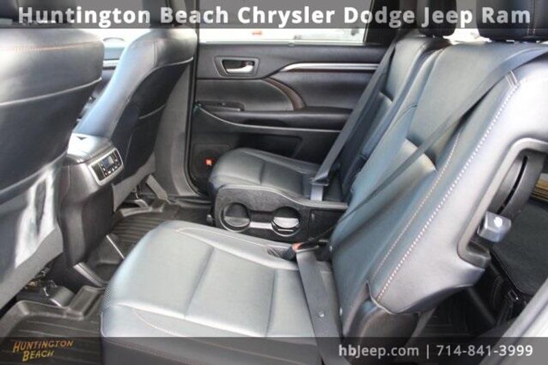 2016 Toyota Highlander LimitedImage 38
