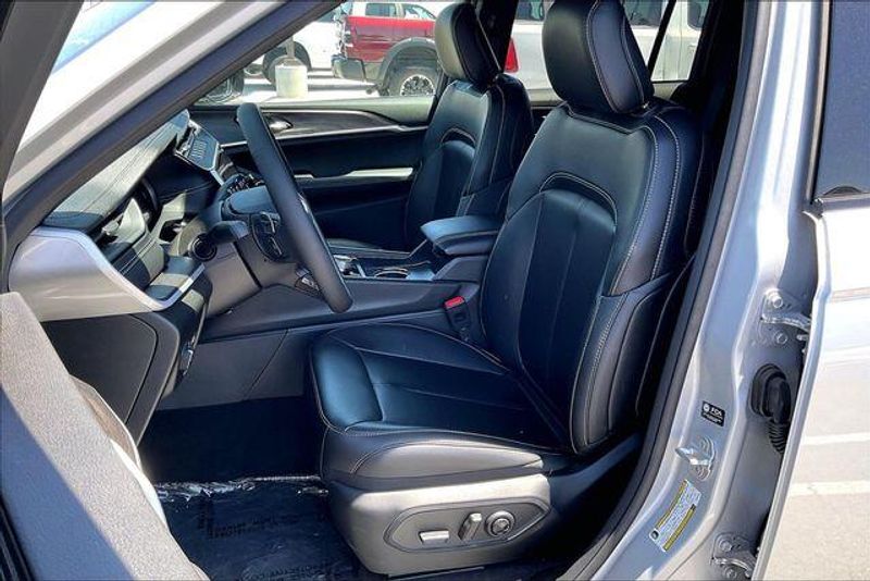 New 2026 Jeep Grand Cherokee Limited 4x2Image 8