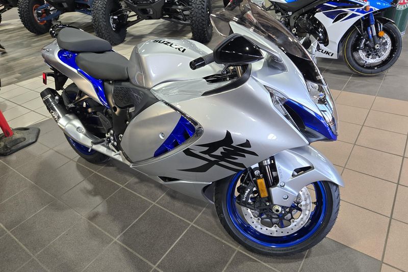 2025 SUZUKI HAYABUSA METALLIC MYSTIC SILVER 