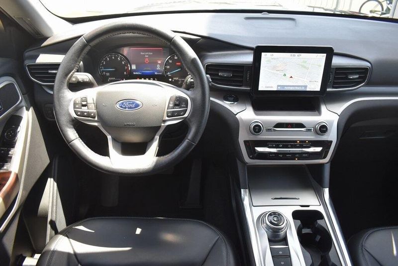 Used 2022 Ford Explorer XLTImage 12