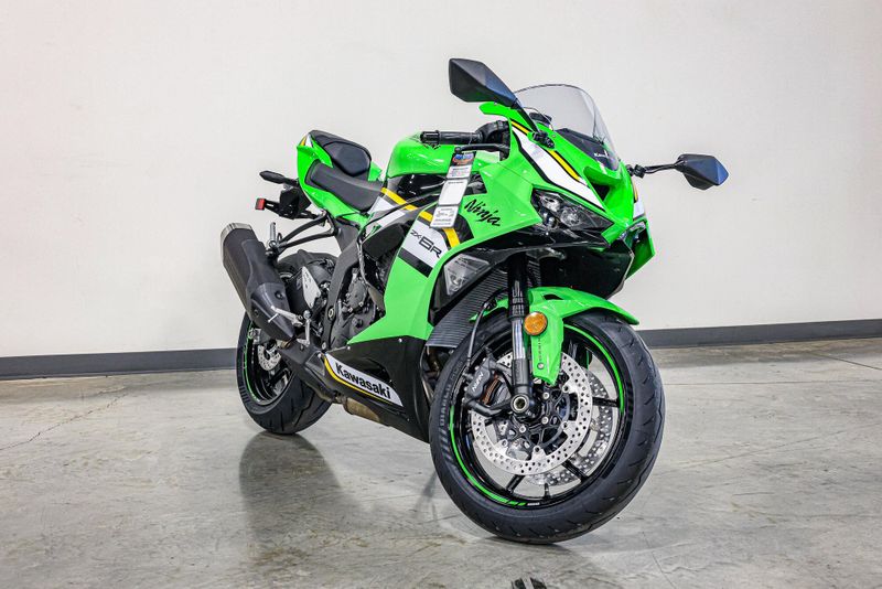 2025 KAWASAKI NINJA ZX6R KRT EDITION LIME GREEN AND EBONY AND PEARL BLIZZARD WHITE 