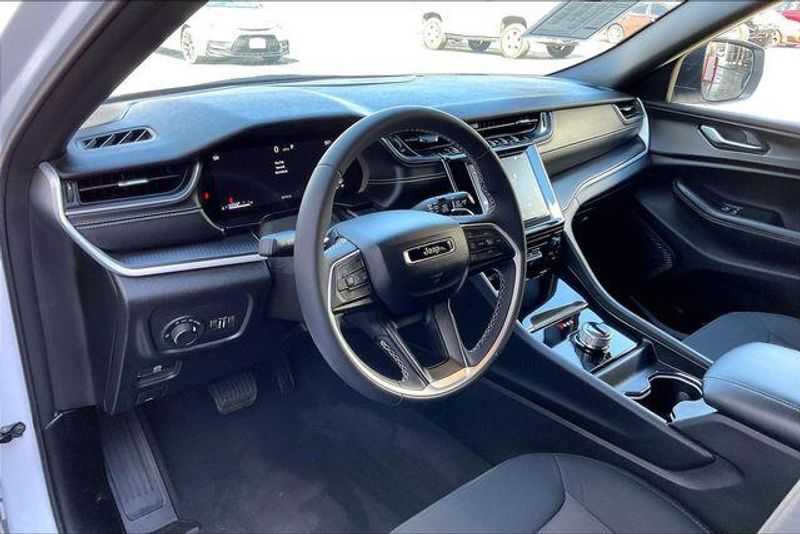 Used 2025 Jeep Grand Cherokee Laredo XImage 14