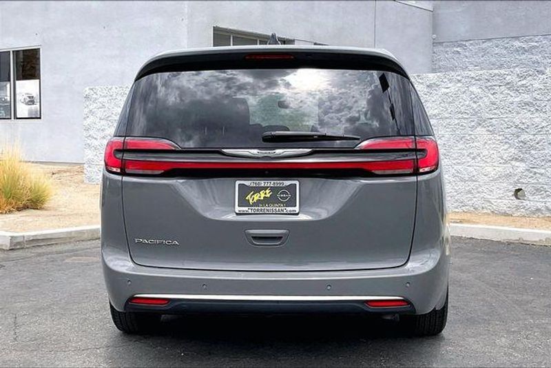 Used 2023 Chrysler Pacifica Touring LImage 3