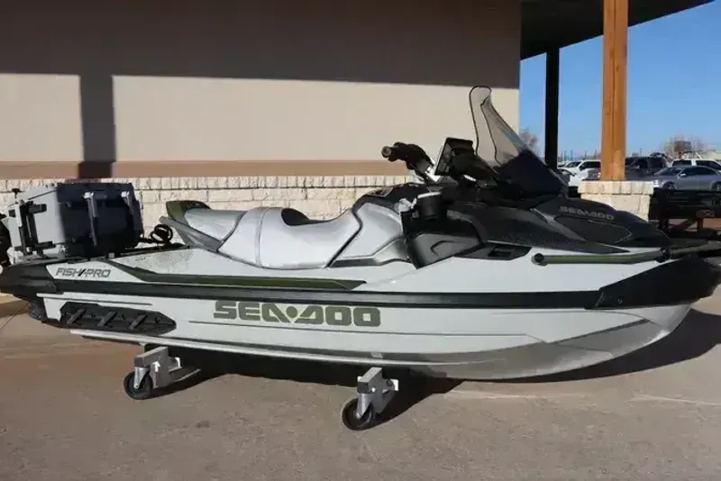 2025 SEADOO FISHPRO APEX 300 WITH SOUND SYSTEM IDF SHARK GREY AND NORI GREEN 