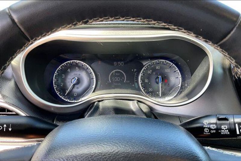 Used 2023 Chrysler Pacifica Touring LImage 20