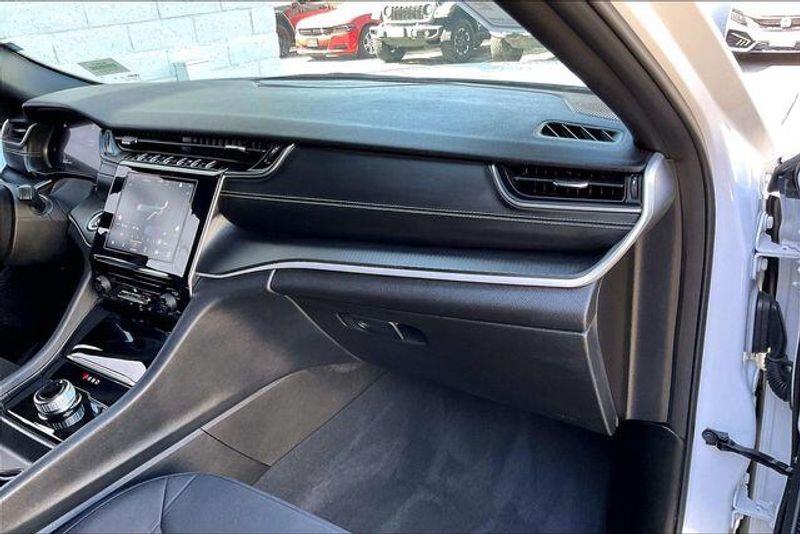 Used 2025 Jeep Grand Cherokee Laredo XImage 16