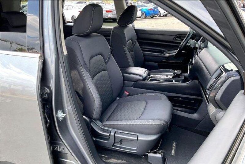 Used 2025 Nissan Pathfinder SImage 6