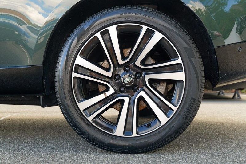 2023 Land Rover Range Rover SE photo 13
