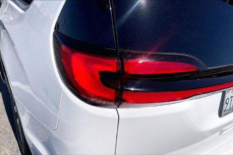 Used 2023 Chrysler Pacifica Hybrid PinnacleImage 28