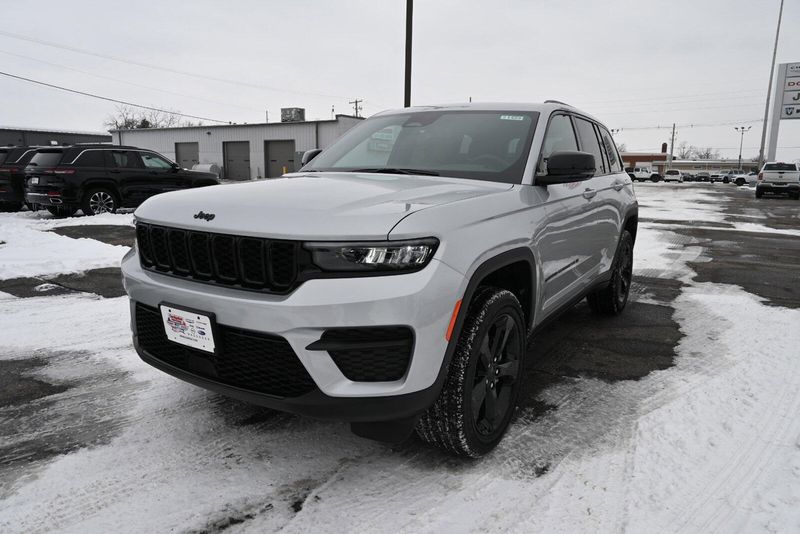2025 Jeep Grand Cherokee Altitude XImage 4