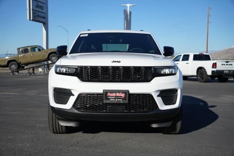 New 2025 Jeep Grand Cherokee Altitude XImage 2