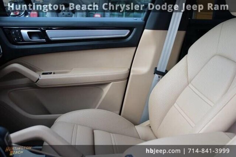 2022 Porsche Cayenne Platinum EditionImage 32