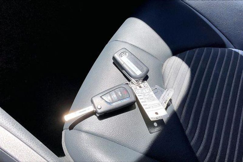 Used 2021 Toyota Camry SEImage 11