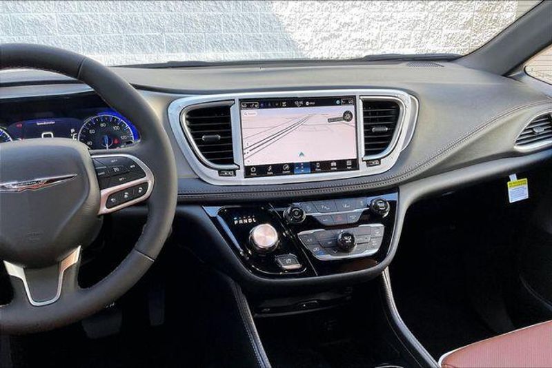 New 2026 Chrysler Pacifica PinnacleImage 5