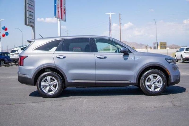 2023 Kia Sorento LXImage 8