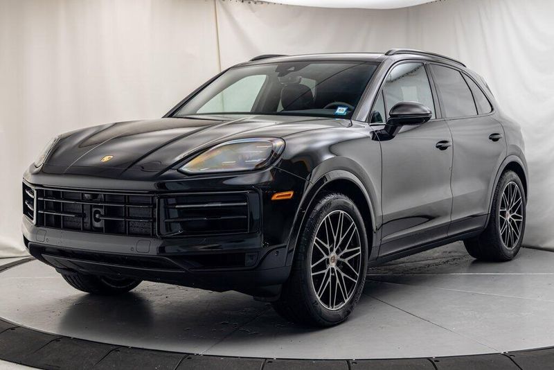 2025 Porsche Cayenne BaseImage 1