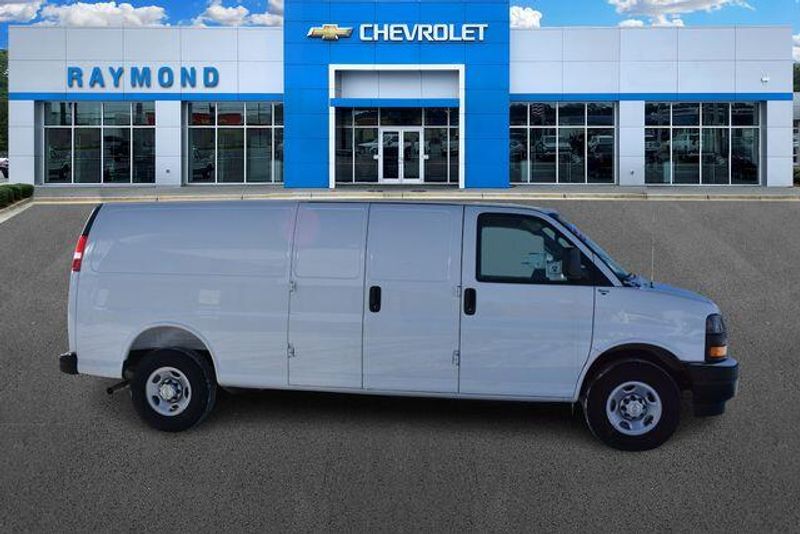 New 2025 Chevrolet Express 3500 Work VanImage 2