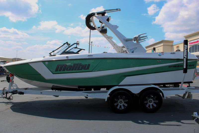 2024 MALIBU 21 LX  in a WHITE exterior color. Family PowerSports (877) 886-1997 familypowersports.com 