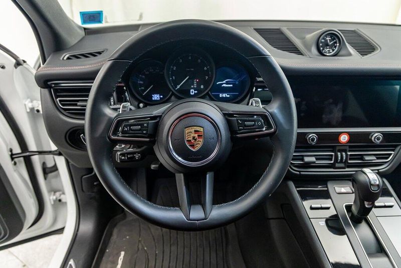 2024 Porsche Macan BaseImage 15